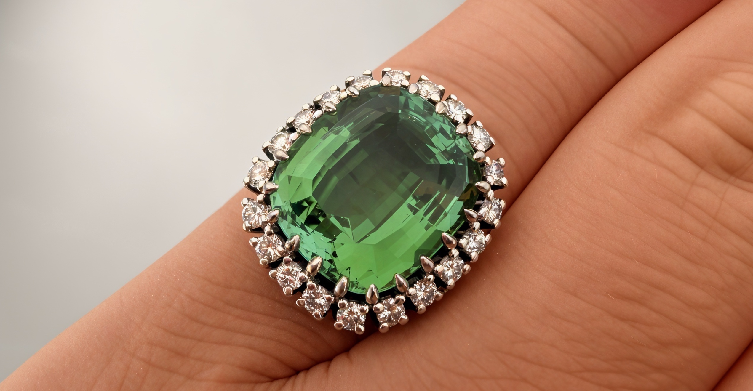 Zásnubní prsten Halo s turmalínem a diamanty